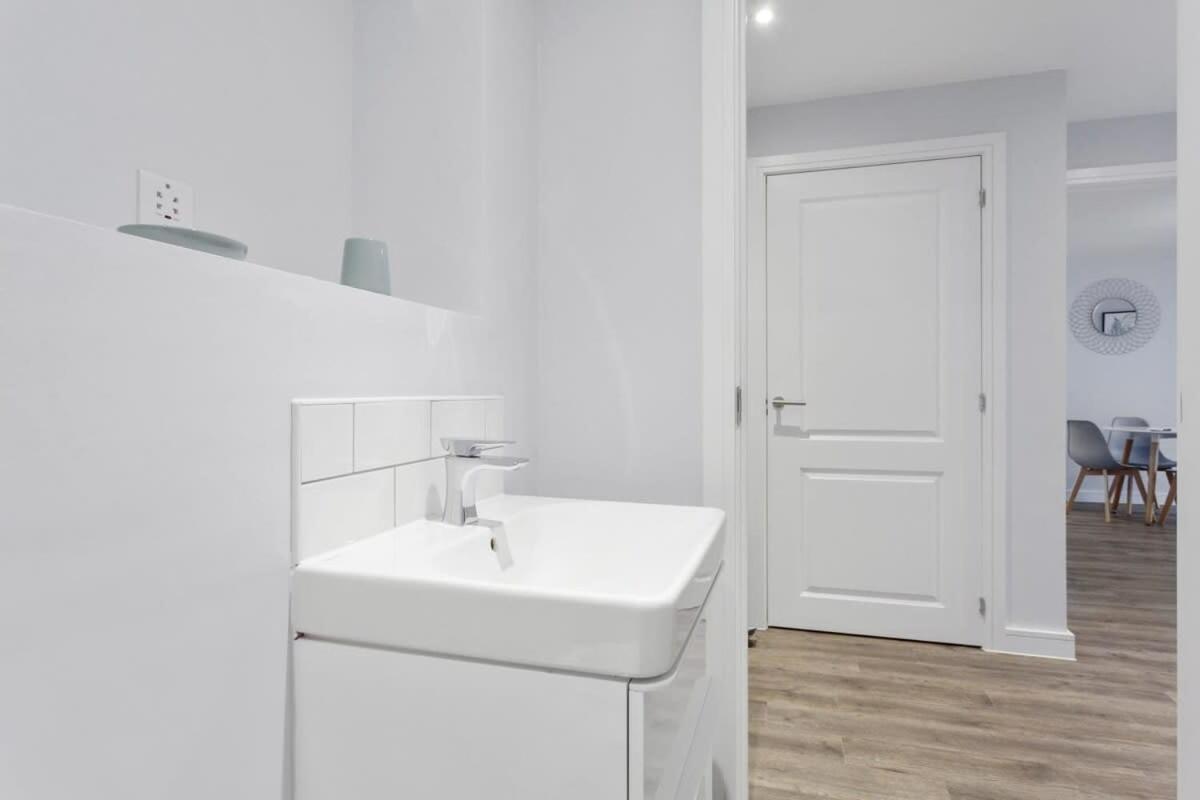 Stunning 2 Bed In Centre Apartment *